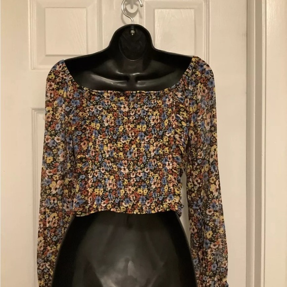 Almost Famous Shirt Sz Large Black Floral Long Sleeve Crop Top Off The Shoulder - Picture 2 of 10